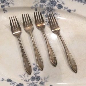 Wm. Rogers Mfg. Co set of 4 Forks